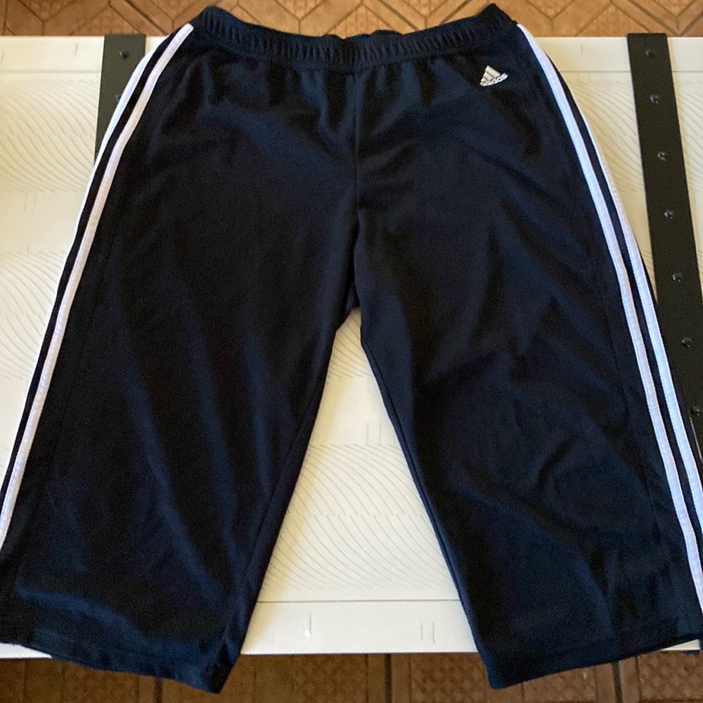 Adidas Track Pants Style Capri’s In Classic Black And Three Stripes Size…